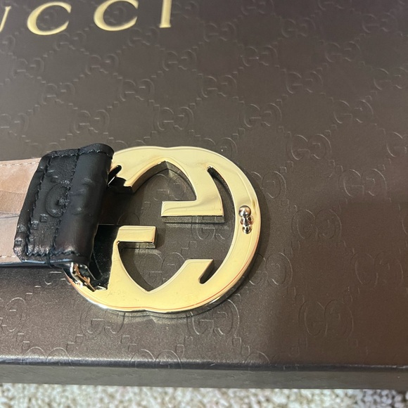 Gucci embossed signature GG embossed leather belt with gold tone GG buckle - Picture 4 of 8